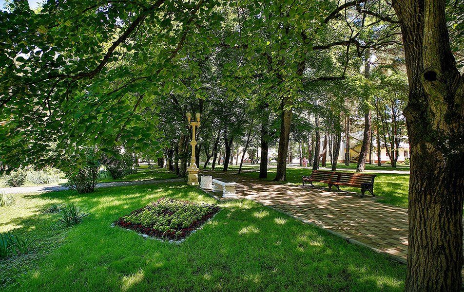 Парковая территория санатория «Жемчужина моря» в Кабардинке — фото 3